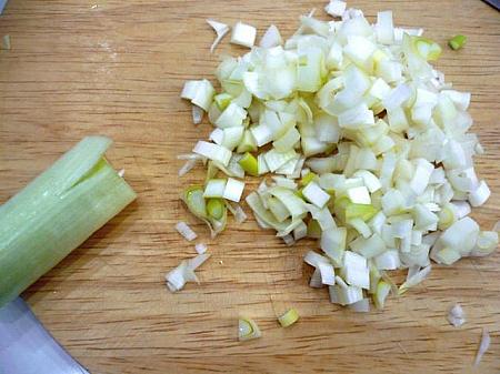２． 白葱を粗みじん切りにする。