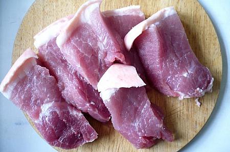 ２．豚肉は3cm幅くらいにぶつ切りにする。