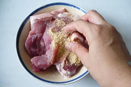 ３．豚肉に砂糖大さじ1をまぶして手でもみこむ。時間があれば1時間～半日ほどおいておく。