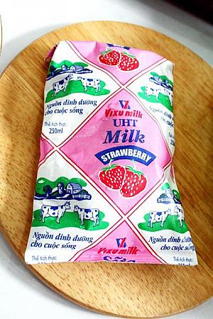 市販のいちごミルクも使用。