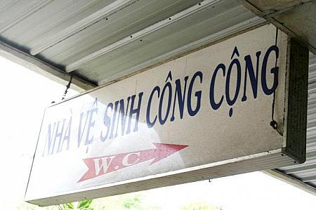 「NHA VE SINH」がトイレ、「CONG CONG」が公共の意味です。