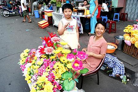 造花、暑い国なので生花はすぐしおれるから、造花を飾ってる店やうちも多く需要はあるんですね。