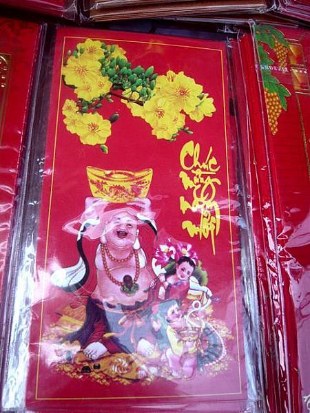 街中で売られている赤と黄色のお年玉袋は中華風。