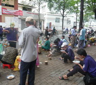 ベトナムの朝ごはんは？ -ホーチミンの朝の街角にて