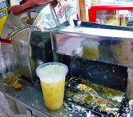 クセになる味「ヌックミィア」！ -−ホーチミンの街角にて−