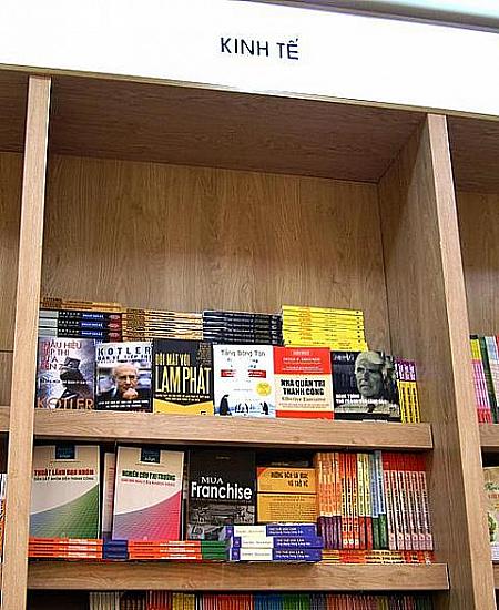 ＜社会主義国とはいえ、書店の経済コーナーには多様な本が並ぶ＞