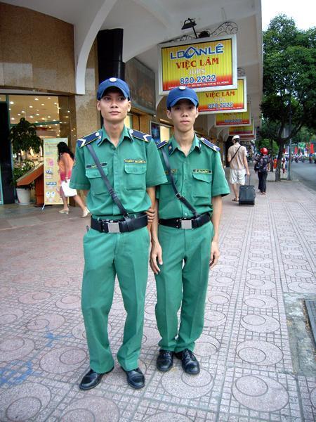 「チャオ アン！」
この制服を着ている彼らはTourist Security、観光客が道を渡る時などに助けてくれます