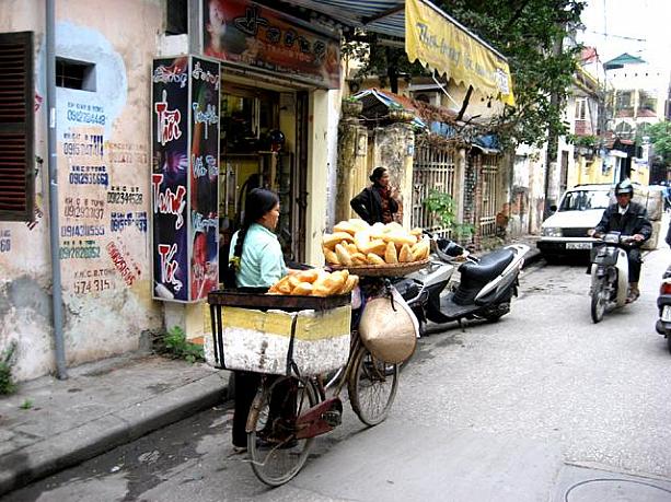 自転車でフランスパンを売る光景とこの路地が何とも雰囲気あります