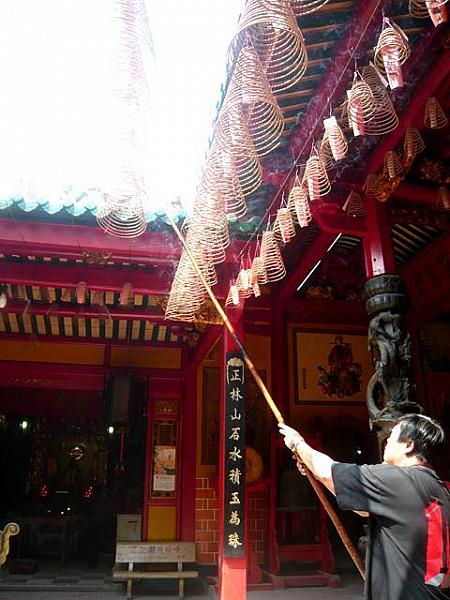 天后宮(ティエンハウ廟)ではやっぱりこの「くるくる御香」をあげてみましょう。「今年もベトナムナビが頑張れますよーにm(__)m」