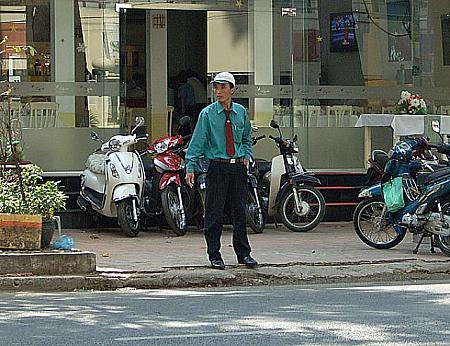 ＜このユニフォームを着た人はMai Linhタクシーを呼んでくれる人で、町中にいます＞