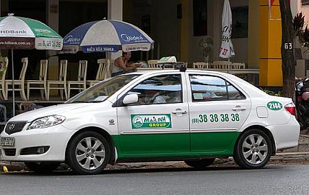 ＜Mai Linhグループのタクシー、似たデザインのタクシーも
あるので車体横に書かれている電話番号
38 38 38 38で覚えている人も＞