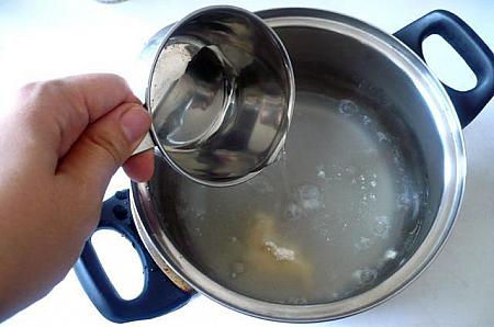 １． アガー粉と水を小鍋に入れて混ぜ、10分おいてふやかす。
