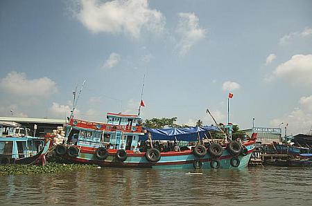 あちこちに浮かぶ船も家もベトナムならではの色彩感覚？