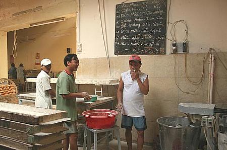 それにしてもベトナムのフランスパン工場…なかなかゴツイ感じのヤローの職場なんスね。カッコイイ★
