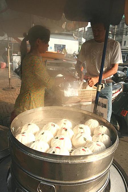「アチチチチ…」こちらがサイゴン人に人気のアッツアツ蒸したて肉まん