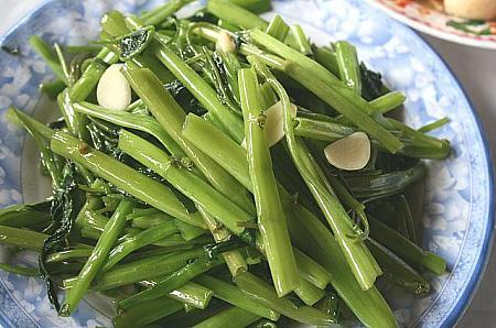 空心菜のニンニク炒めはアジアの野菜料理の定番。