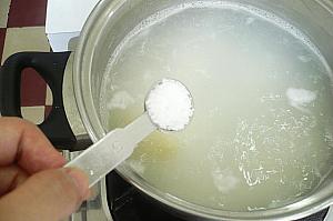 10．お米、水1.5リットル＋（８）の貝から出た汁、塩小さじ1を鍋に入れて中火にかけて沸かす。沸騰すれば弱火にしてことこと炊いてお粥にする。