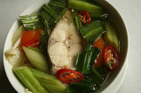 canh chua bong lau  カインチュアボンラウ  ボンラウ魚(なまずの一種)のすっぱいスープ