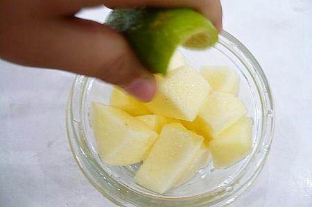 ５．リンゴは皮をむいて角切りにし、変色しないようにレモン汁をかける。