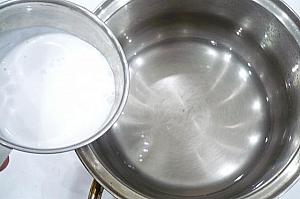 １．シロップの砂糖と水を小鍋に入れて火にかけて砂糖が溶けたら火をとめる。
ココナッツミルクと牛乳を加えて混ぜ、冷ます。
