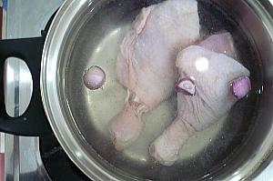 ５．水1リットルを沸かし、赤わけぎ3つと鶏もも肉を加えて煮る。沸騰すればあくをひいて中火にし鶏肉が柔らかくなるまでゆでる。（10－15分）