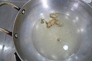 ６．（２）でとっておいた鶏の脂身とサラダ油カップ1を鍋にいれて火にかける。