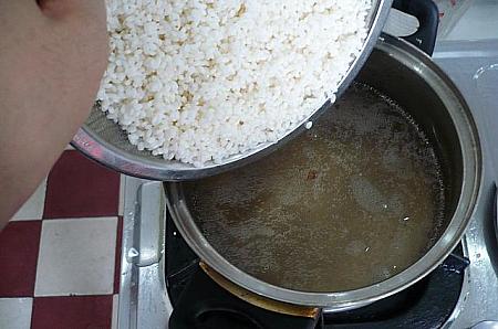 10．鶏肉のゆで汁3カップ強、塩少々を別の鍋に入れて沸騰させたら水気を切ったもち米を入れてよく混ぜ、蓋をする。再沸騰するまで強火にし、沸騰すれば火を弱めてもち米を炊く。水気がなくなれば火を切って鍋底から混ぜてそのまましばらくおいて蒸らす。