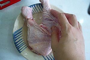 ３．鶏肉に塩小さじ2、酒3大さじ1をまぶして手でもみこみ15分ほどおく。