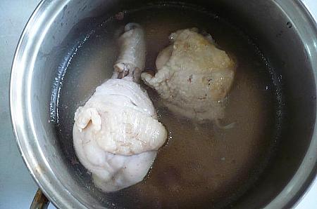 ９．鶏肉がゆであがれば取り出して、ゆで汁につけたまま冷ます。