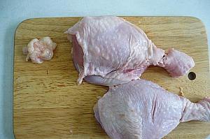 ２．鶏もも肉の骨のまわりに切り込みをいれる。鶏の脂身があれば別にしておく。（後で骨を取り外しやすいように）