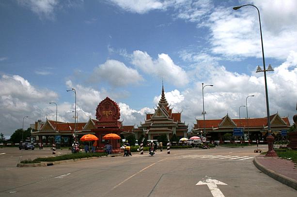 ここから先がカンボジア。歩いて国境を越えることができるんです。