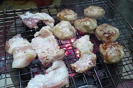 12．炭火で豚バラ肉と適当な大きさに丸めたつくねを両面色よく焼く。