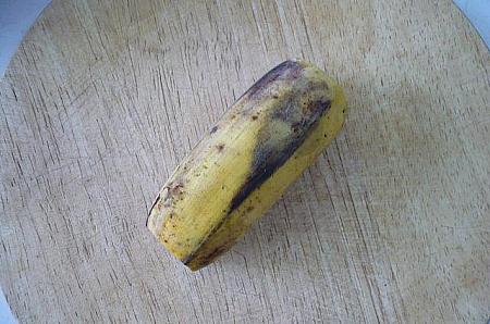 １．バナナの両端を切り落として皮に切り込みをいれる。