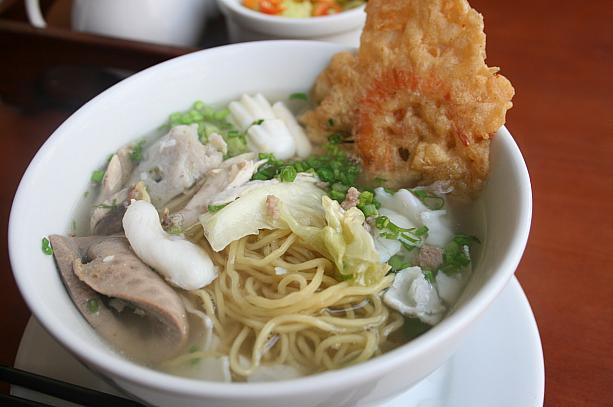 モツやイカや練りものが入った五目麺