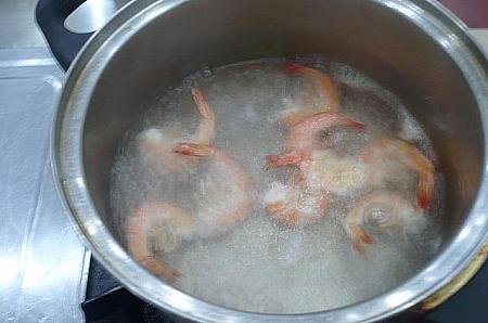 4．エビは背わたをとる。豚肉をゆでた湯でゆでる。<BR>
冷水にとって直ぐに冷まし、水気を切って殻をむく。横半分に切る。