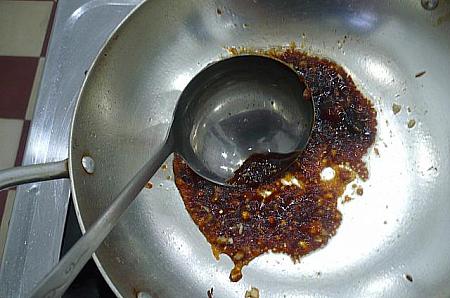 ６．鍋に油大さじ１を熱してニンニクのみじん切りを炒める。味噌を炒め、豚のゆで汁にココナッツミルクパウダー、砂糖を溶かしたものを加えて沸騰させる。チリソースを加えて味を調える。



