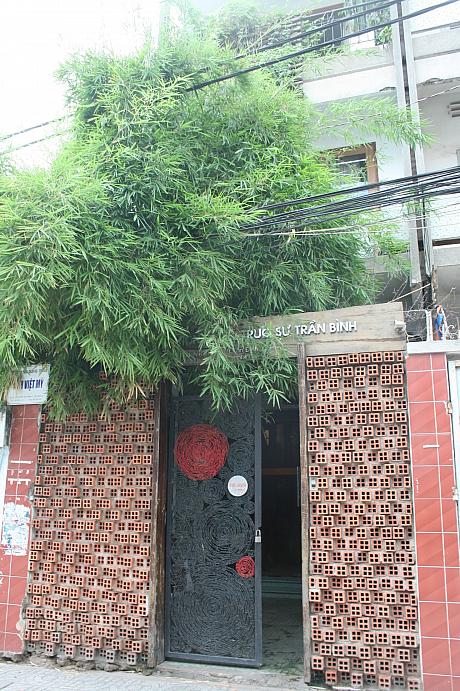 タックティータン通りにあるベトナム語でレンガという名前のカフェ