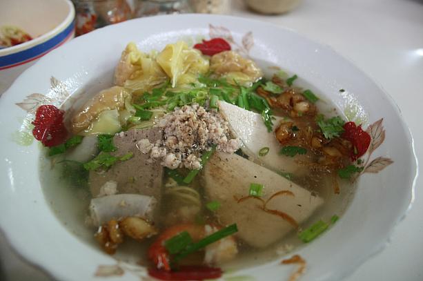 ベトナムのワンタン麺、サイズが小ぶりだからつるっといけちゃいます。
