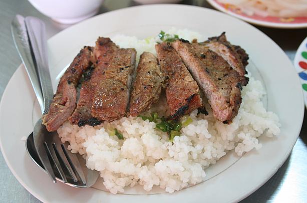 クスクスのような食感の割れご飯の上に好みのおかずをオン！