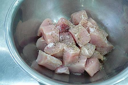 １．魚を角切りにし、塩胡椒をまぶして15分おく。