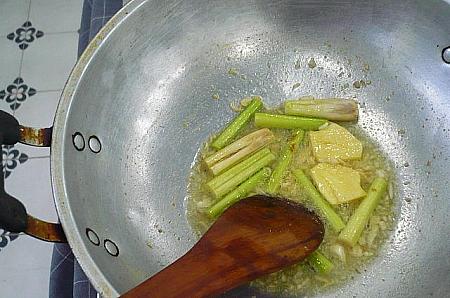 ６．フライパンに油を熱し、弱火でニンニクのみじん切り、生姜、レモングラス、ベイリーフを炒める。　\n