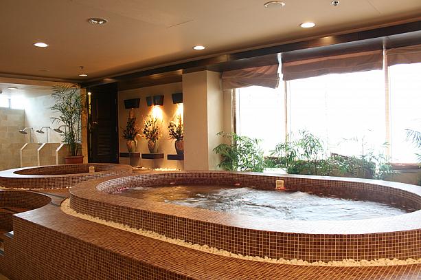 サイゴン川の景色が一望できる展望露天風呂は最高！