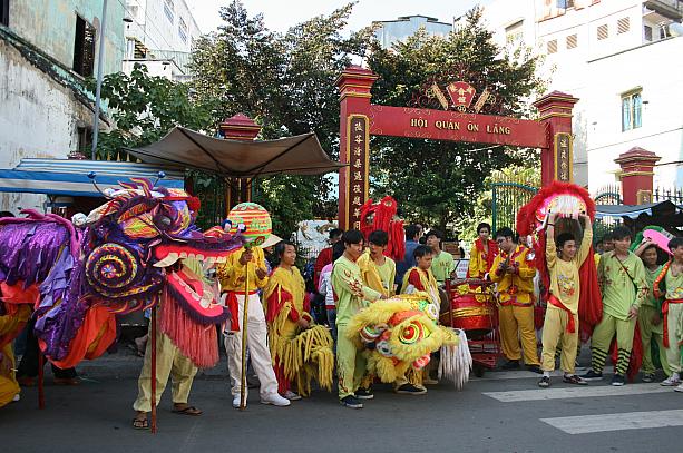中秋節の朝、ホーチミンの中華街チョロンには、獅子舞隊が大集結！