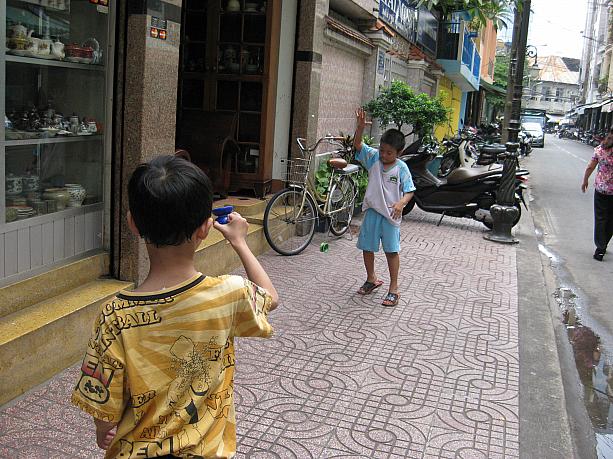 子供たちが昔なつかしいヨーヨー遊びに夢中！