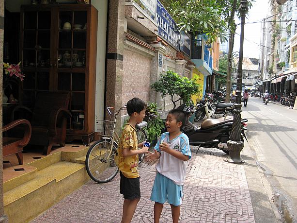おもちゃに夢中になる子供の笑顔は万国共通です。