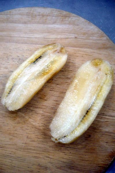 ５．バナナをたて半分に切る。