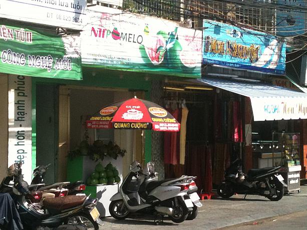 市場の近くにポメロ（ザボン）専門店を発見しました！珍しいお店です。