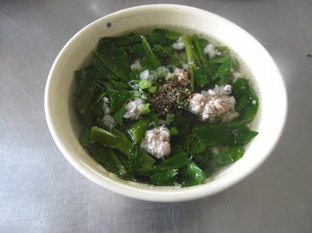 ひき肉と空芯菜のスープ（カイン・ラウ・ムン・ティッ・バムcanh rau muong thit bam）\n