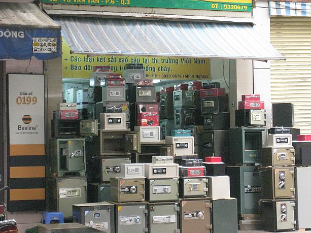 ボーバンタン通りには金庫屋さんが何件も並んでいました。ベトナムでは、金庫は必需品です！