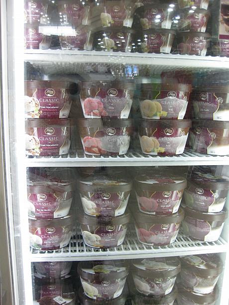 ベトナムで人気のナチュラルアイス店ファニーのカップアイスもあります。
